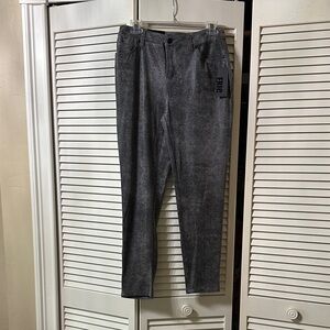 Eric Women's Gray faux leather stretch ankle length Pants. Sz 6 never worn.